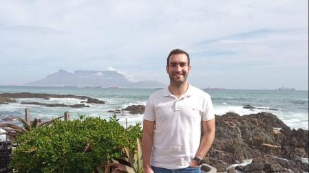 Xabier Equísoain, es en el barrio de Table View de Ciudad del Cabo con Table Mountain al fondo