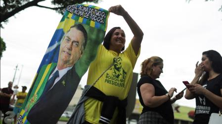 Una seguida de Bolsonaro muestra la imagen del candidato en el día de las votaciones