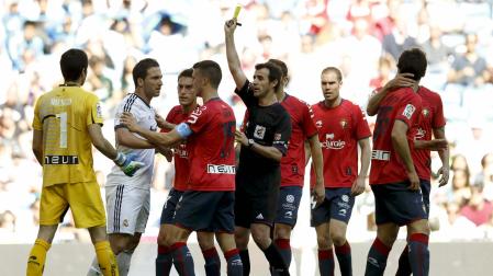 Gonzalo Higuaín discute con varios futbolistas de Osasuna en 2013