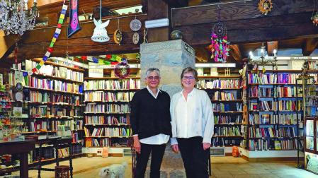 Las hermanas Ana (izda.) y Carmen Fernández Marcilla, en la librería Acuario. Se sitúan sobre las baldosas de la bodega del antiguo Bar Bilbao que el marido de Carmen rescató cuando compró el espacio y se trasladó de la calle Ansoleaga al actual número 13 de la calle Campana