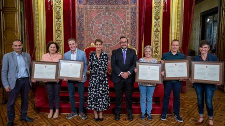 Desde la izda.: Nacho Iriarte, secretario técnico del Departamento de Derechos Sociales; Carmen Maeztu, consejera de Derechos Sociales; Luis Campos, director general del Observatorio de la Realidad Social; María Chivite, Presidenta de Navarra; Javier Remírez, vicepresidente y consejero de Presidencia, Igualdad, Función Pública e Interior; Amparo Viñuales, alcaldesa de Roncal; Mikel Zabaleta, alcalde de Leitza, y Cristina Arregui, representante de Sustraiak Guraso Elkartea