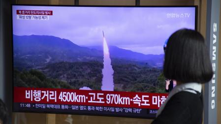 Una mujer observa el lanzamiento en una televisión en Seúl, en Corea del Sur