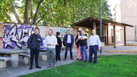 Un momento de la visita del consejero y los representantes municipales de Tafalla a la zona del Ereta donde estará el parque en 2023