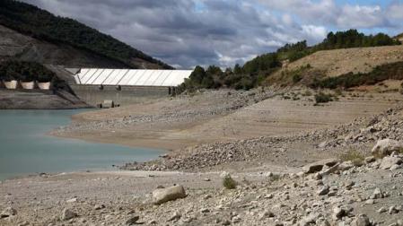 El estado del embalses navarros no mejora. En la imagen, vista de Yesa tomada el 30 de septiembre