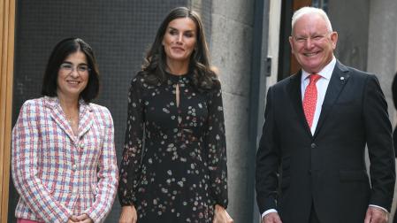 La reina Letizia junto a la ministra de Sanidad, Carolina Darias, a su llegada al acto institucional del 'Día Mundial de la Salud Mental 2022', este miércoles en Madrid