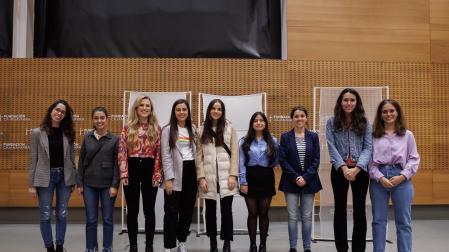 Las premiadas posan en el auditorio del Civican. De izq. a dcha.: Judit Otazu (2.º premio en grado), Nerea Ariz (1.º premio en máster), Nerea Arriazu (2.º premio en máster) y Evelyn Vanegas (1.º premio en grado)