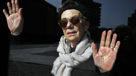 Graciela Iturbide posa para el fotógrafo poco antes de la entrevista este miércoles