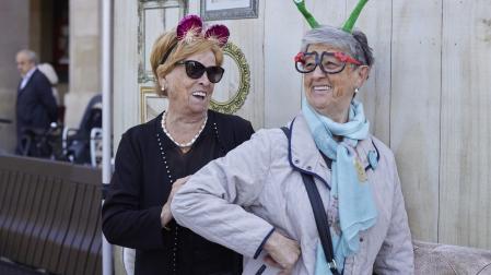 Dos mujeres participan en el photocall instalado en la Plaza del Castillo de Pamplona con motivo del Maratón contra la soledad