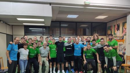 Asier Martínez (centro, con camiseta negra), junto a la plantilla del Helvetia Anaitasuna