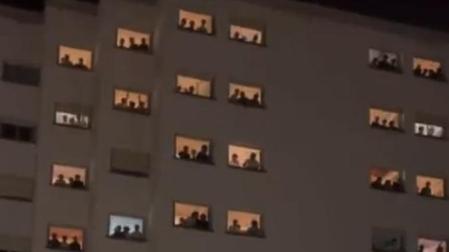 Un fragmento del vídeo viral en el que se ve a los alumnos de un colegio mayor de Madrid gritando "ninfómanas" y "putas" desde las ventanas a sus vecinas del colegio mayor de enfrente