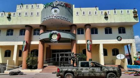 Miembros del Ejército Mexicano resguardan la zona donde se perpetró un ataque armando al Palacio Municipal de San Miguel Totolapan, Guerrero (México)