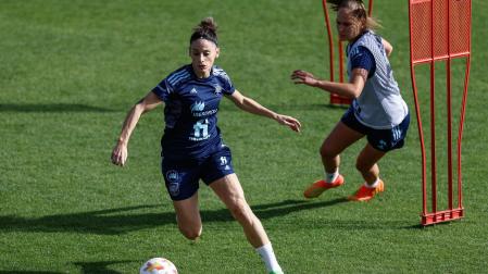 La delantera de la selección española de fútbol Esther González participa en un entrenamiento del combinado nacional