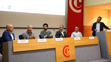 Asistentes a la jornada de la Cámara de Comercio sobre rehabilitación. De izquierda a derecha: Emilio Lezana (Fundación Laboral de la Construcción), Peio Mendía (Colegio de Administradores de Fincas de Navarra), Javier Zardoya (Agencia Energética Municipal de Pamplona), Josecho Vélaz (Colegio Arquitectos Vasco-Navarro), Oriol Buxó, (Asociación empresarial de instaladores de fontanería, gas, calefacción y climatización) y Alberto Pérea de Ciriza, (responsable del negocio comercial de Iberdrola en Navarra ). 	firma