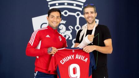 El Chimy Ávila entrega una camiseta a Iosu Marcos, aficionado que sufrió una fractura de muñeca por un balonazo en el calentamiento del Osasuna-Getafe
