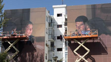Imagen del mural que están realizando los artistas Slim Safont y Wedo Goas en el bloque de pisos ubicado en el número 27 de la calle Virgen de la Cabeza.