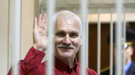 Fotografía de archivo del activista bielorruso Ales Bialiatski