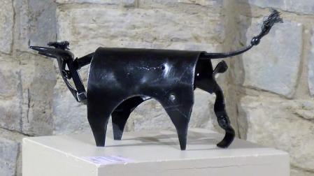 Toro de metal, realizado con restos de piezas de un tanque militar, obra del artista ucraniano Roman Shlyomskiy