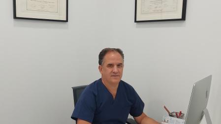 El Dr. Leopoldo Fernández, especialista en tratamiento de varices, en su consulta