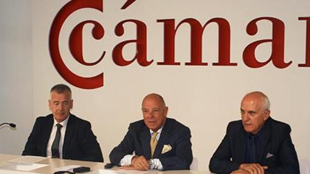El presidente de la Cámara de Comercio de Gipuzkoa, Pedro Esnaola, el presidente de la Cámara de Comercio de Navarra Javier Taberna; el presidente de la Cámara de Comercio e Industria de Baiona Pays Basque/Iparralde, André Garreta