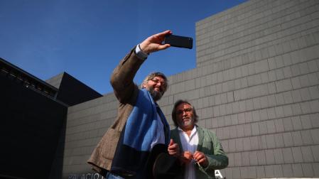 El cineasta ucraniano Sergei Loznitsa se fotografía junto a su amigo, el cineasta ruso Viktor Kossakovsky, este 7 de octubre en Baluarte, horas antes del diálogo que mantendrán en los Encuentros de Pamplona 72-22