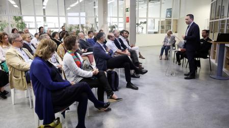 El rector de la UPNA, Ramón Gonzalo García, ante los asistentes durante su intervención en el acto de presentación del Club Cultural de la UPNA