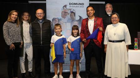 Desde la izda.: Elena Fernández, directora del colegio San Cernin; Guadalupe Miral, responsable del área de Religión del centro; Óscar Azcona, delegado de misiones del Arzobispado; los niños Asier Pastor y Adriana Moneo, alumnos de 3º de Primaria; el mago mexicano Kyrio; Jairo Díaz, capellán de San Cernin y la hermana Ángela, de la comunidad de las Esclavas Misioneras de Jesús