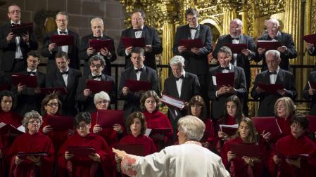 Aurelio Sagaseta dirige a la Capilla de Música de la catedral de Pamplona.