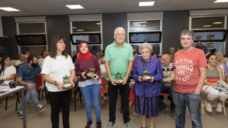 De izquierda a derecha: Irene Bailo Domínguez (en representación de Claudia Domínguez), Oumaima Edra, Santiago Romero Antón, Caridad Manós Jarauta y Mariano Gracia Sanz, con la réplica a escala del quiosco de Tudela que recibieron en reconocimiento a su trayectoria como voluntarios en la ciudad.