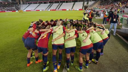 Las jugadoras de la selección española antes del inicio del encuentro amistoso que han disputado hoy viernes frente a Suecia en el estadio municipal del Arcangel, en Córdoba