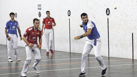 Ezkurdia golpea en presencia de Laso durante el partido de este viernes en el Atarrabia