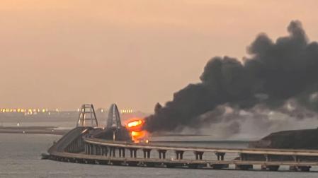 Vista del puente de Kerch tras la explosión