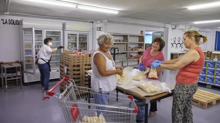 Reparto de productos en Saskia, el centro solidario de distribución de alimentos de Barañáin y una de las entidades con las que trabaja el Banco de Alimentos