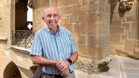 El neurólogo José Félix Martí Massó impartió una conferencia en los cursos de verano de la UPNA ,en Ujué. En la foto, frente a la iglesia