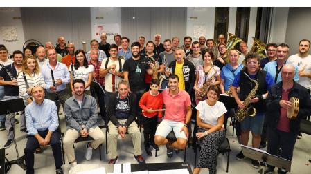 Los músicos de La Pamplonesa con (sentados de izda. a dcha.) Vicent Egea; Javier Erro; Rafa Fernández, músico de la banda y profesor de percusión de Asier Arbeloa, de 10 años, junto a su padre, Óscar Arbeloa, y Nekane Solana