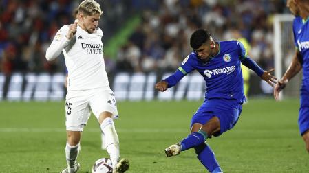 Fede Valverde trata de tapar el disparo de Carles Aleñá durante el encuentro