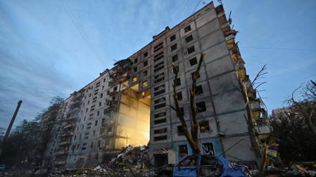 Vista de un edificio afectado por los bombardeos en Zaporiyia