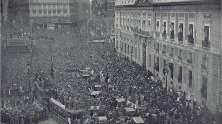 Imagen de la proclamación de la II República Española en la Puerta del Sol de Madrid