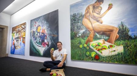 El pintor pamplonés Tato Zapata posa delante de las tres obras de gran formato que incluye su muestra ‘Pintar la Biblia’, en La Puerta Gótica