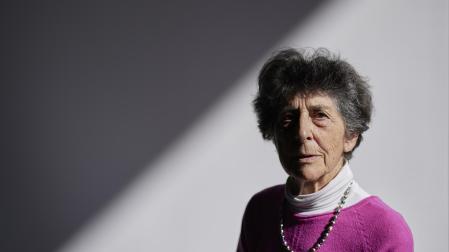 Esther Ferrer, retratada en el vestíbulo de Baluarte