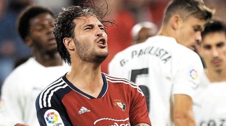 Un gesto de rabia de Juan Cruz tras un remate de cabeza que pudo ser gol el viernes contra el Valencia