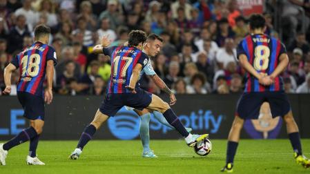 Iago Aspas trata de superar a una barrera de jugadoeres del Barcelona