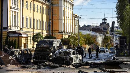 Vehículos destrozados por los bombardeos en el centro de Kiev