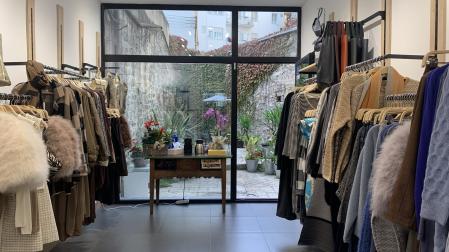La boutique Wú, con su patio interior ajardinado, en la calle García Castañón
