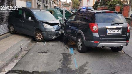 El vehículo chocó contra otros dos coches estacionados
