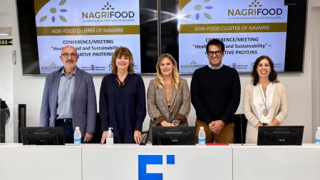 De izda a dcha
Javier Baztarrika, CEO Iniciativas Innovadoras,
Ana Ollo, Consejera de Relaciones Ciudadanas del Gobierno de Navarra,
Sandra Aguirre, Gerente de NAGRIFOOD,
Emanuele Zannini, Coordinador de Proyectos EU Protein2Food y SmartProtein, Universidad de Cork (Irlanda)
Cecilia Wolluschek - Directora de Proyectos NAGRIFOOD