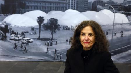 Hilda Paredes, posando en Baluarte junto a una imagen de las ‘Cúpulas Neumáticas’ que se levantaron en los Encuentros de 1972