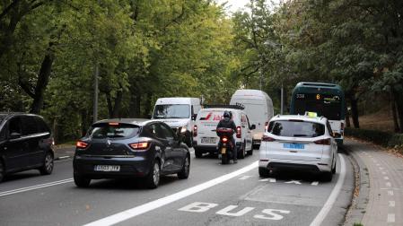 Los coches, más lentos que de costumbre, no tuvieron otra que acatar las nuevas directrices de paso, con un carril reservado a taxis y villavesas