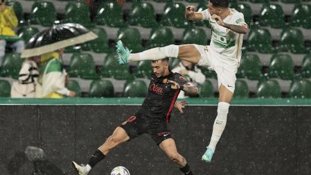 Ezequiel Ponce trata de tapar el centro del jugador del Mallorca, Antonio Sánchez