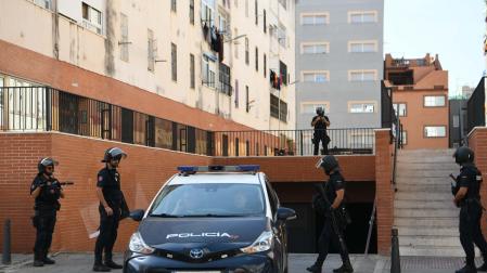 Agentes de policía en la barriada del Prínicpe Alfonso en Ceuta donde ha sido asesinado un militar de 37 años al recibir varios disparos
