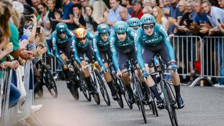 El equipo del Kern Pharma, en la contrarreloj inaugural de la Vuelta a España en los Países Bajos en su primera participación.